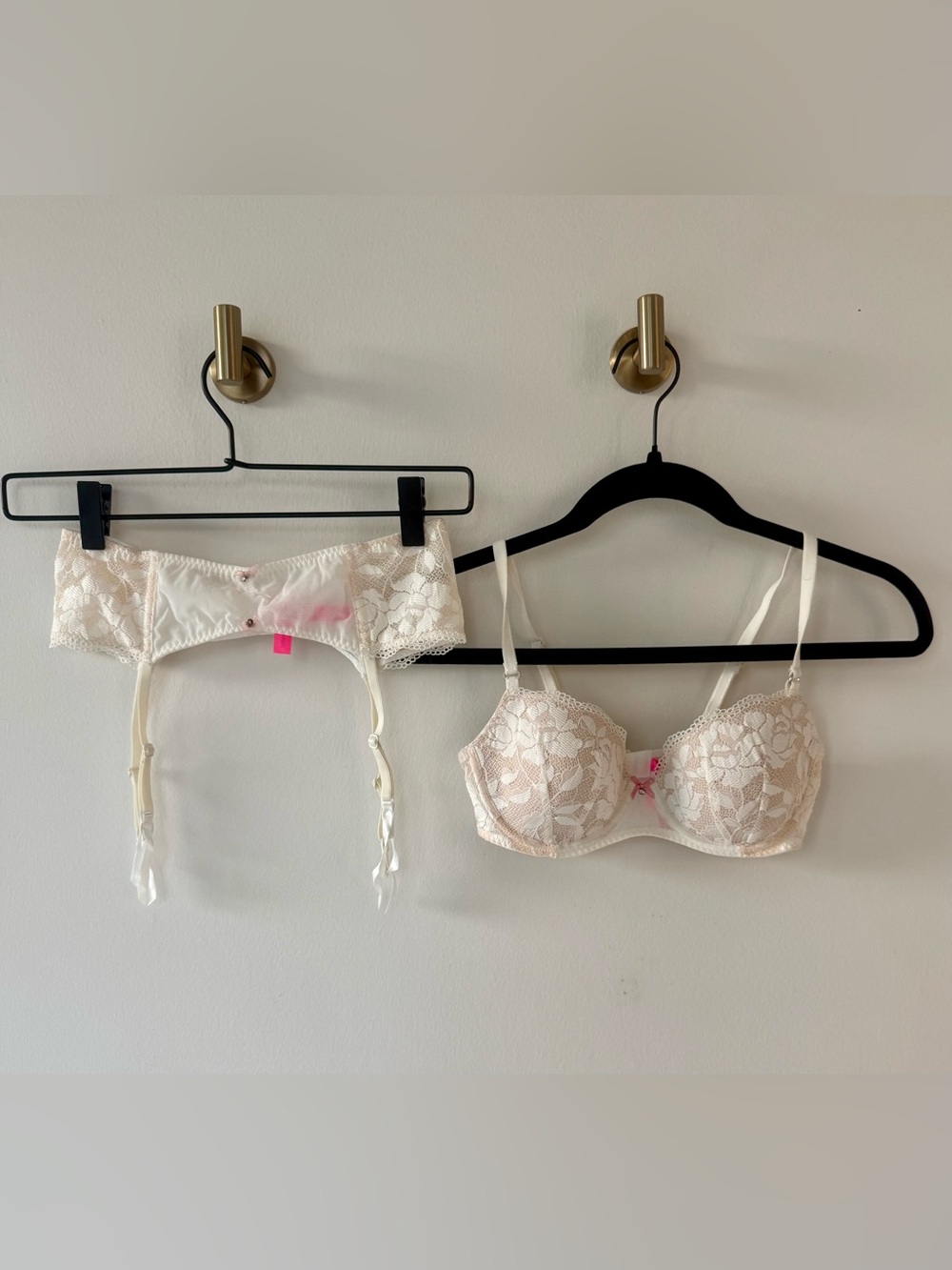 NWOT Betsey Johnson Cream Lace Underwire Bra and Garter Set